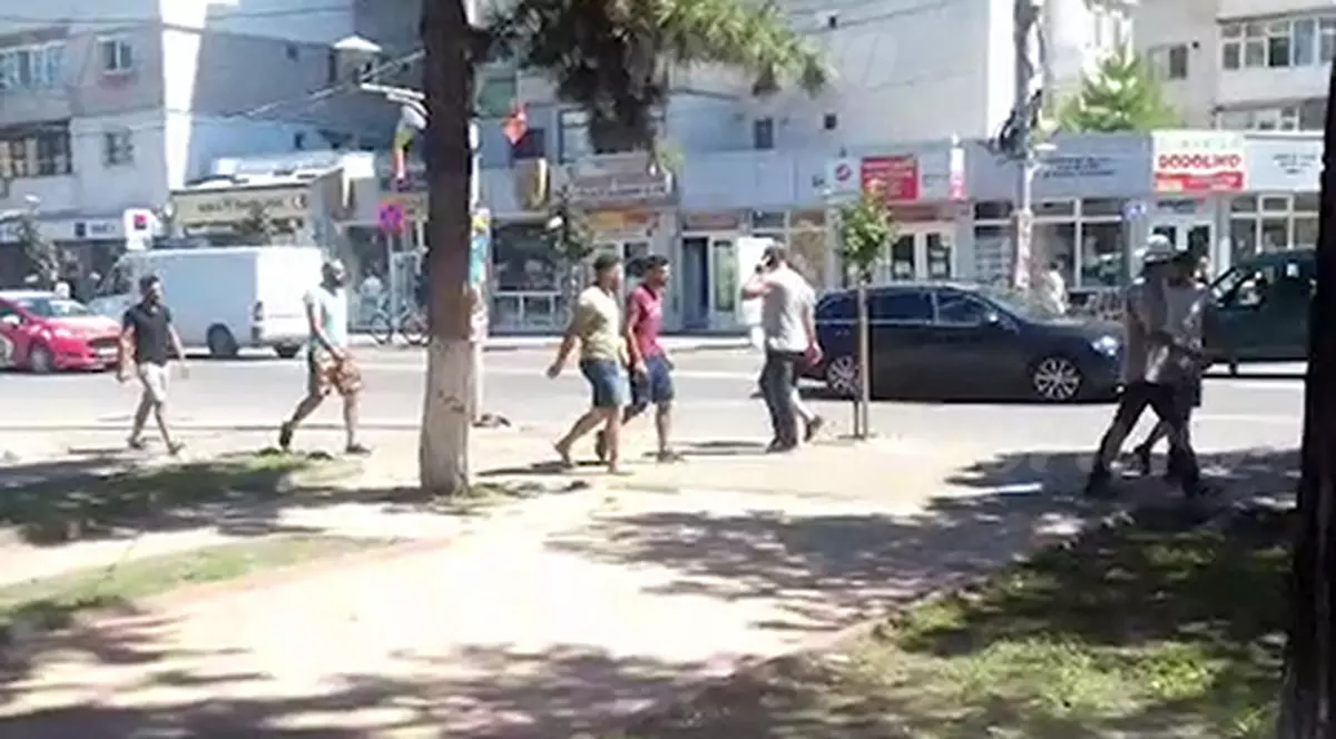 Două clanuri de rromi s-au confruntat joi la prânz în Bârlad. Un scandalagiu a tras cu pistolul