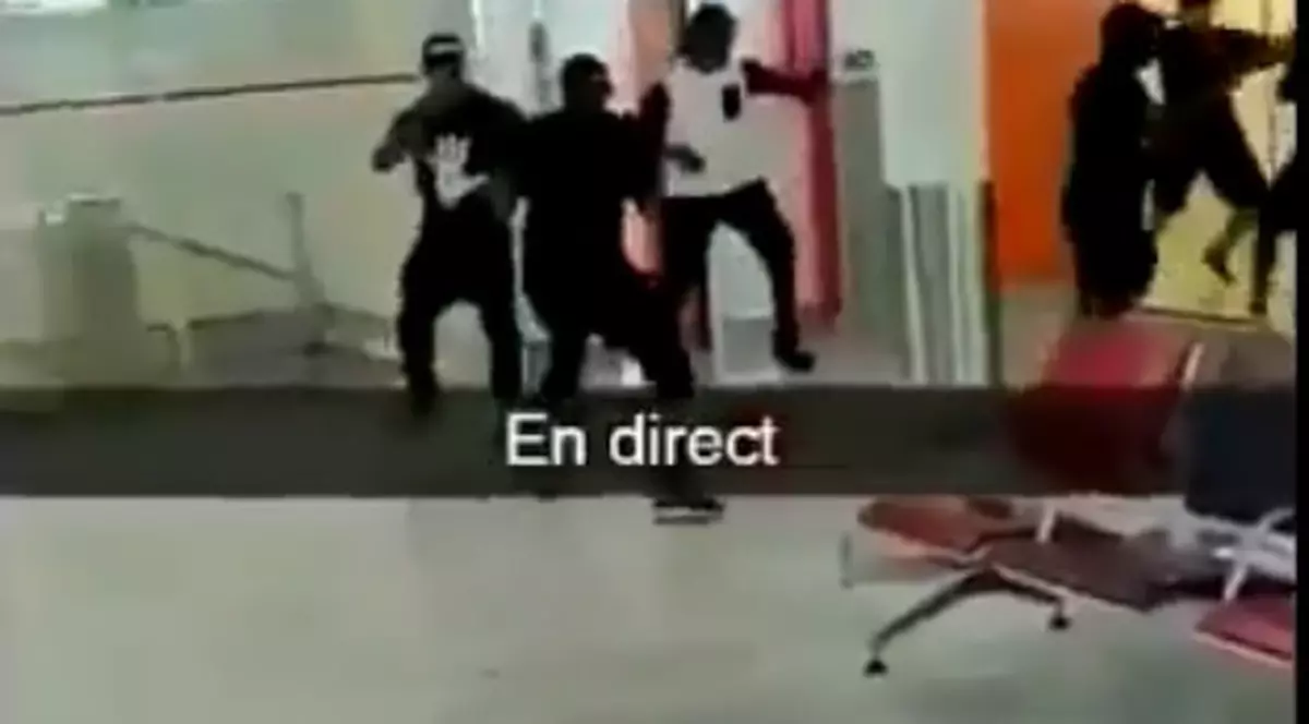 Doi rapperi francezi arestați după ce s-au bătut pe aeroportul din Paris și au întârziat zborurile