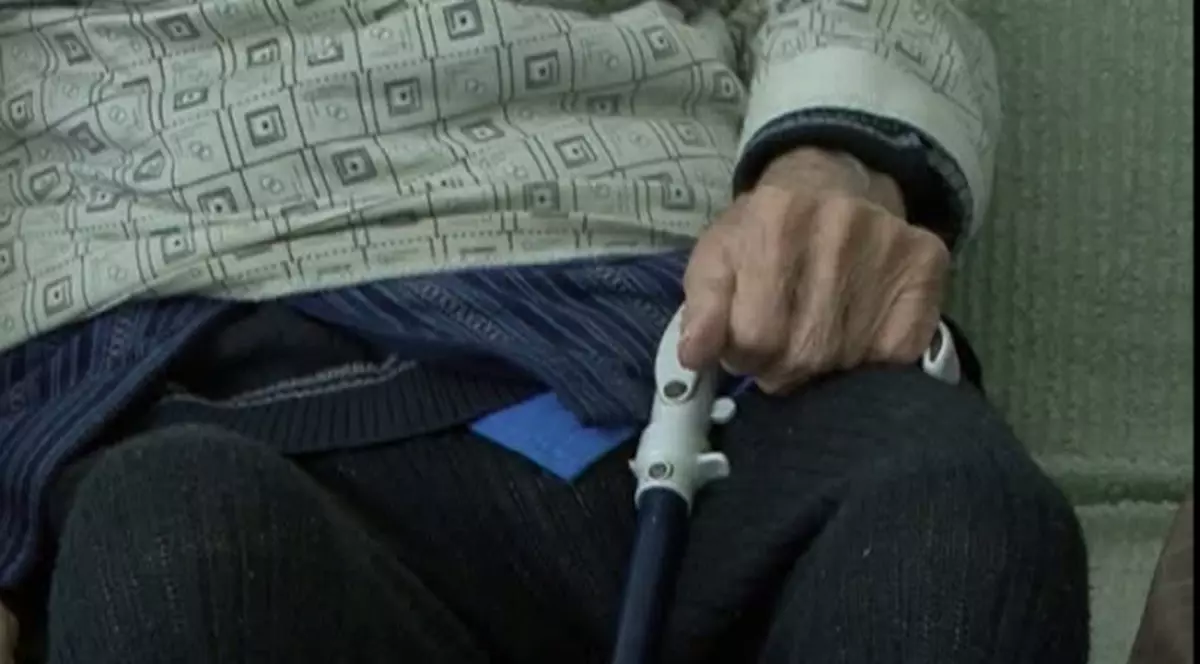 Bătrân în scaun rulant, bătut de un îngrijitor în județul Vâlcea. S-a deschis anchetă în acest caz