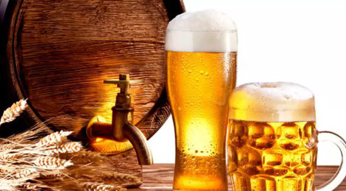 Prețul băuturilor alcoolice s-a dublat în Qatar. Butoi, pahar și halbă cu bere