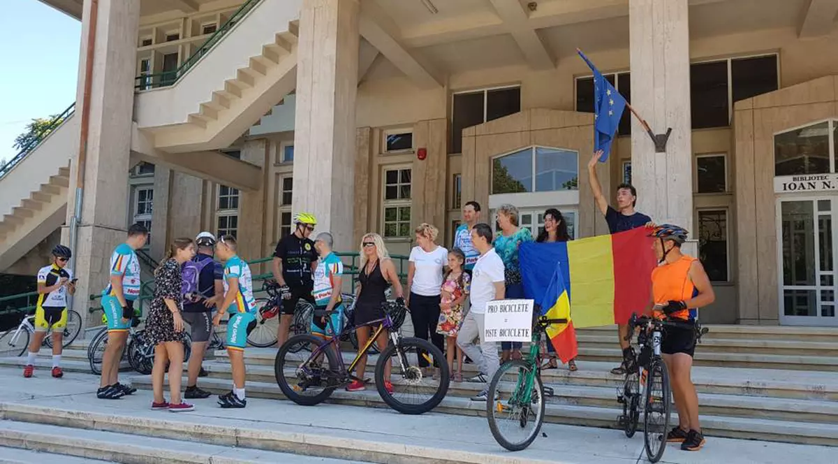 Turul României pe bicicletă pentru conștientizarea autismului. Cei patru cicliști înconjurați de oameni