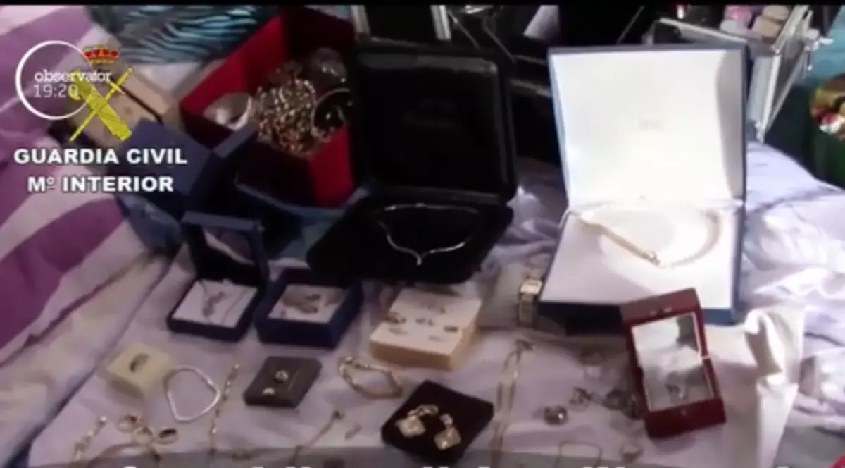 Șase români au furat bijuterii de 5,5 milioane de euro din Insulele Canare. Au fentat sistemele de securitate, dar nestematele i-au dat de gol