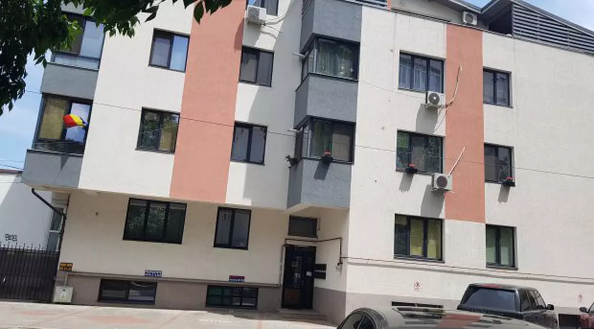 Familia copilului care şi-a ucis bunica vinde casa groazei. Decizia a fost luată de mama băiatului de 9 ani care, la nervi, a pus mâna pe un cuţit şi l-a înfipt în trupul femeii care-l creştea cu atâta dragoste.