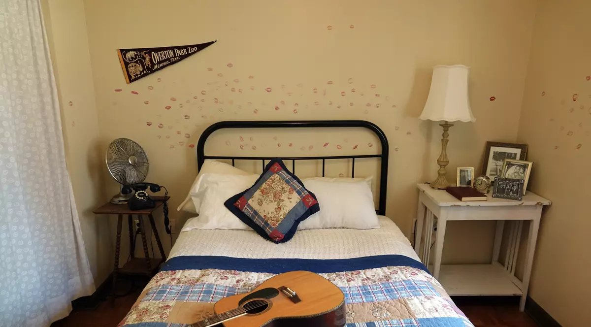 Fanii lui Elvis Presley pot petrece noaptea în camera în care a locuit Regele