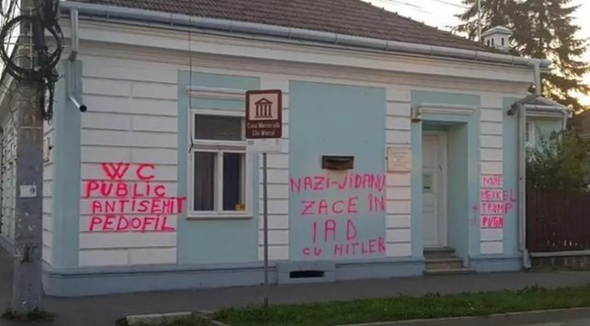 Mesaje antisemite pe Casa Memorială "Elie Wiesel". Fațada Casei Memoriale "Elie Wiesel", din Sighetu Marmației, județul Maramureș, plină de mesaje antisemite