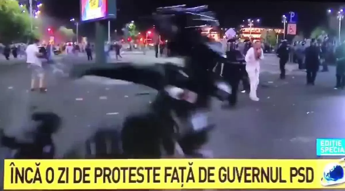 Ciocnirea dintre un motociclist și un jandarm la protestul de vineri seară din Piața Victoriei. Imaginile au devenit virale / VIDEO