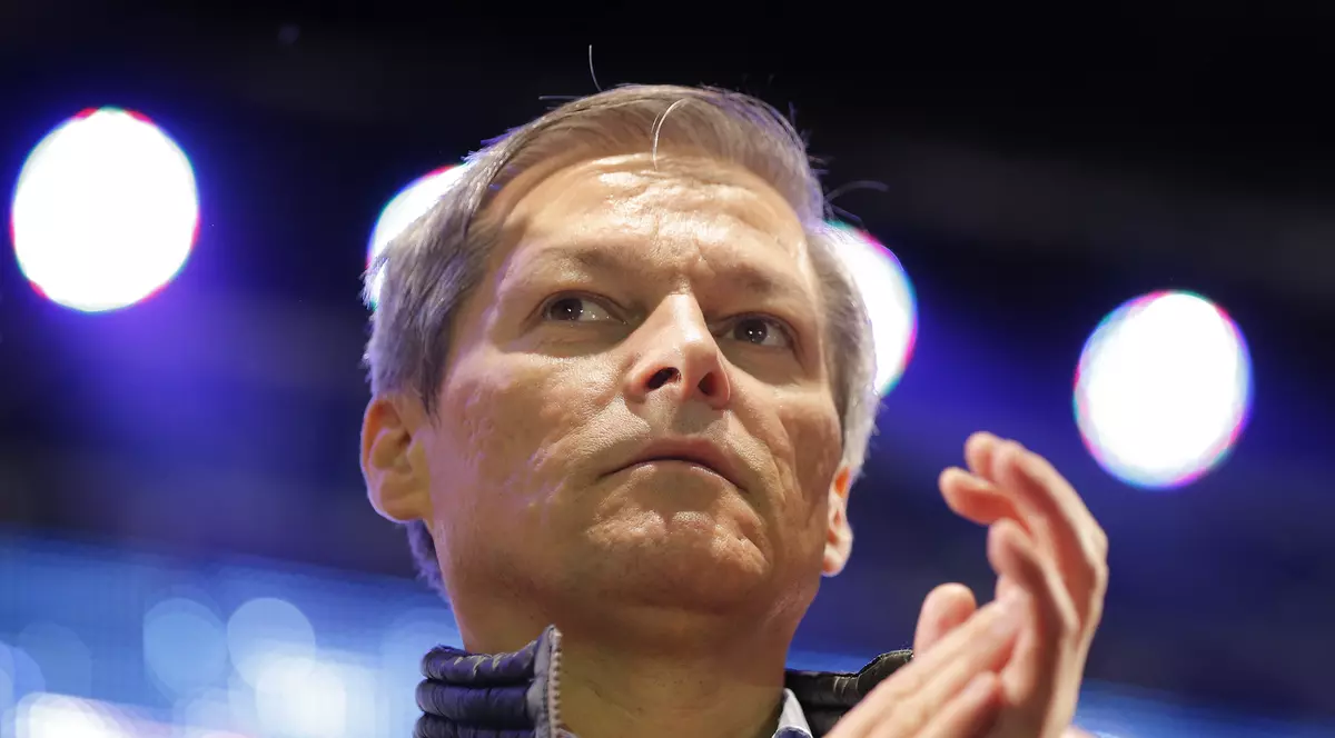 Fiul unui primar PSD din Teleorman s-a înscris în partidul lui Cioloș. Dacian Cioloș, aplaudând