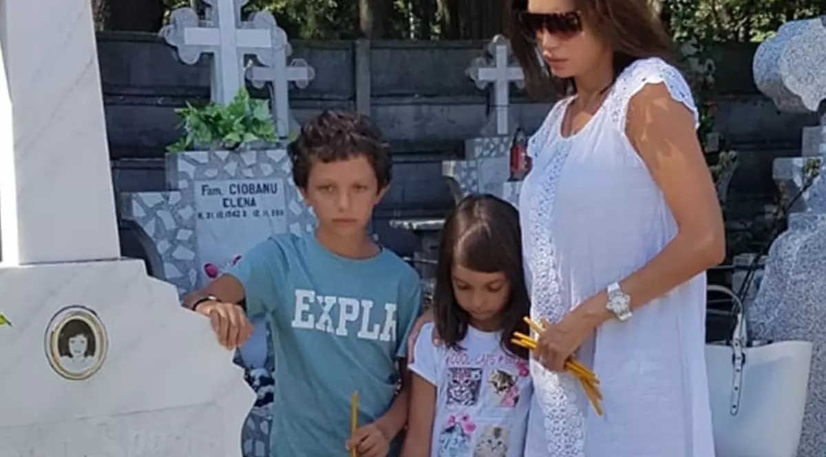 Cristina Spătar își duce copiii la mormântul bunicii lor