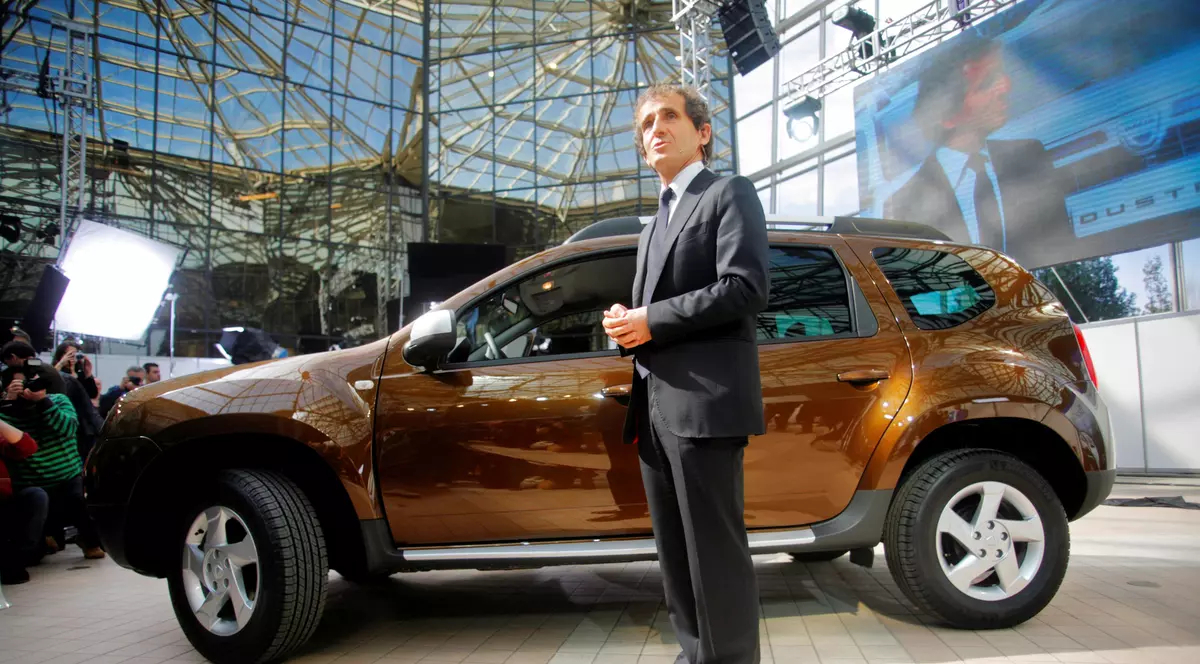 Uzina Dacia de la Mioveni a împlinit 50 de ani. Alain Prost, fost campion mondial de Formula 1, la lansarea modelului Dacia Duster, în 2010, cu un SUV Duster arămiu pe fundal