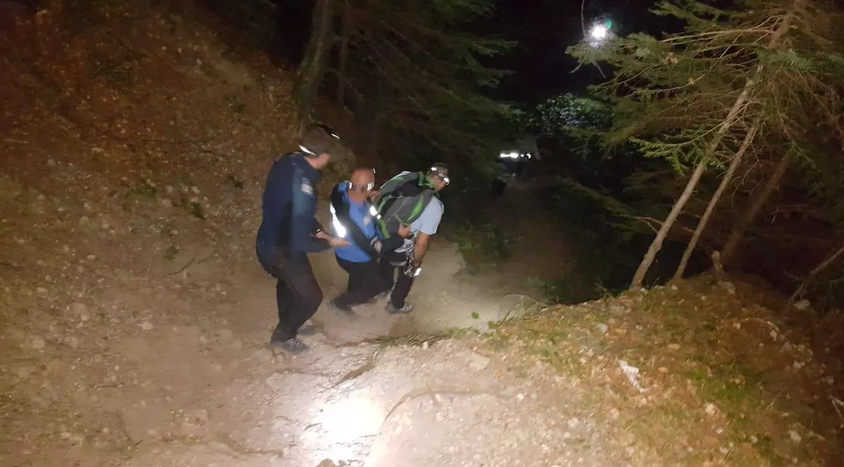 Doi turişti americani, rătăciţi pe traseul spre Crucea Caraiman. Imagine din timpul operațiunii de coborâre