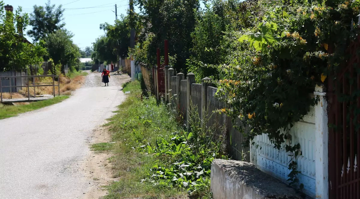 REPORTAJ: Cum prăznuiesc doljenii Sfânta Maria Mare. Dau de pomană lubeniță, pește, căni și castroane