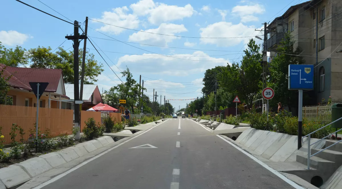 REPORTAJ -Un primar vasluian a găsit drumul spre "o țară ca afară". Și-a educat sătenii să depoziteze selectiv gunoiul, să circule cu căruțele doar pe drumuri agricole și să renunțe la gardurile din spini