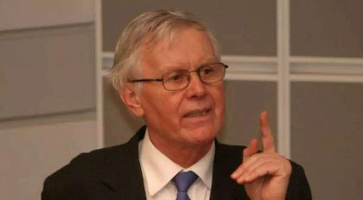 Mesajul lui Eugen Simion, după moartea lui Marius Sala. Academicianul Eugen Simion, cu degetul arătător al mâinii stângi ridicat în sus