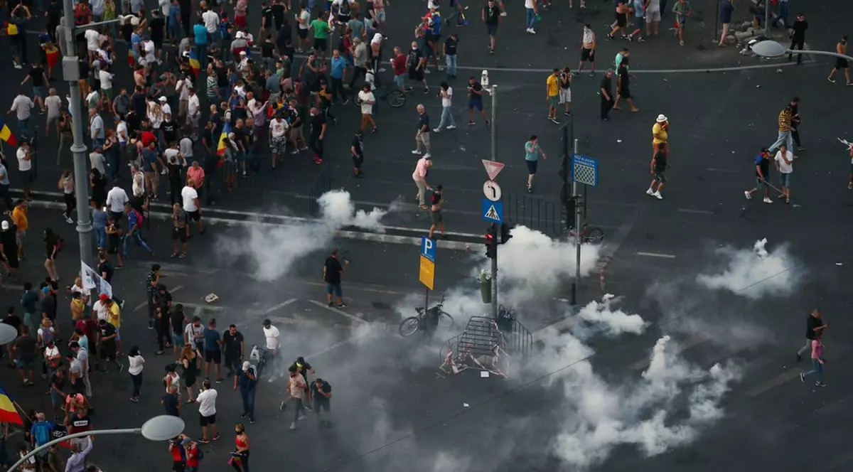 Explicațiile Jandarmeriei, despre gazele lacrimogene folosite în Piața Victoriei. Substanțele sunt autorizate