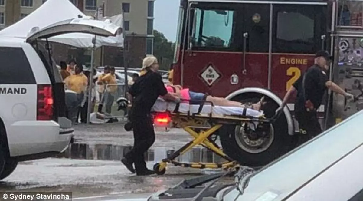 14 fani au fost răniți înaintea unui concert Backstreet Boys. Salvatorii transportă la o ambulanță una dintre victime