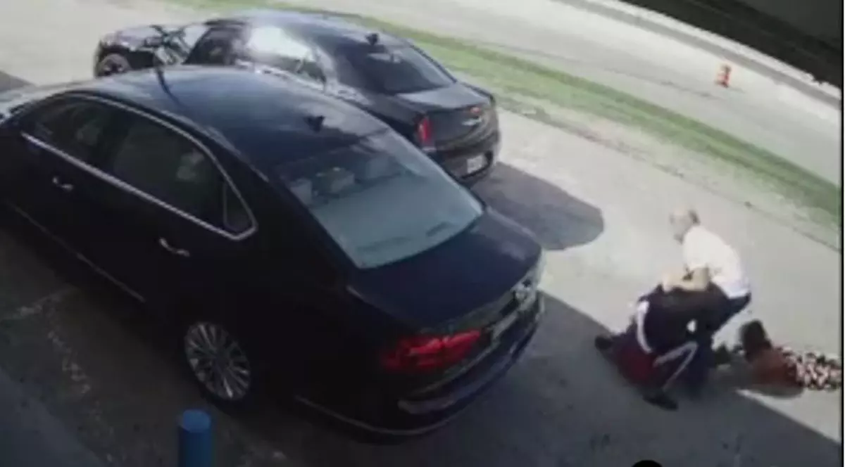 femeia calcata cu masina de hoti