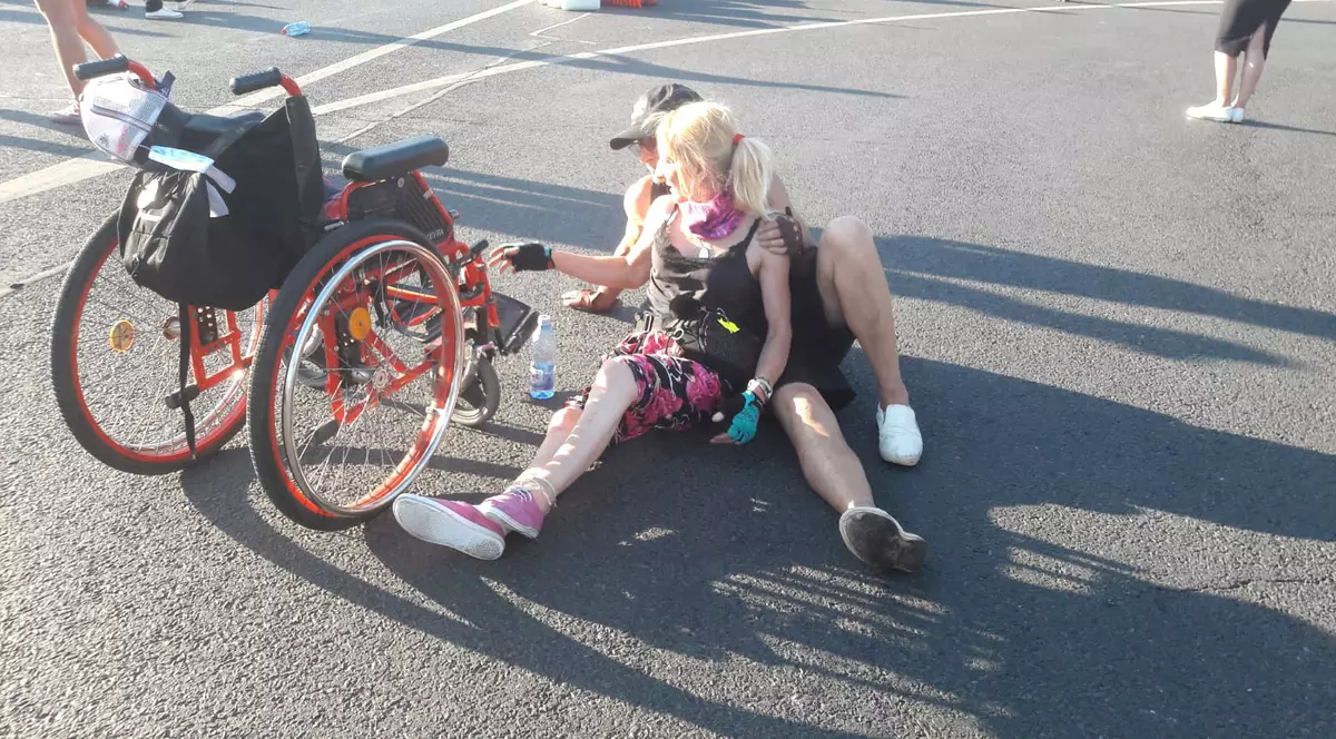 Femeia în scaun cu rotile împinsă de jandarmi a venit la Parchetul Militar