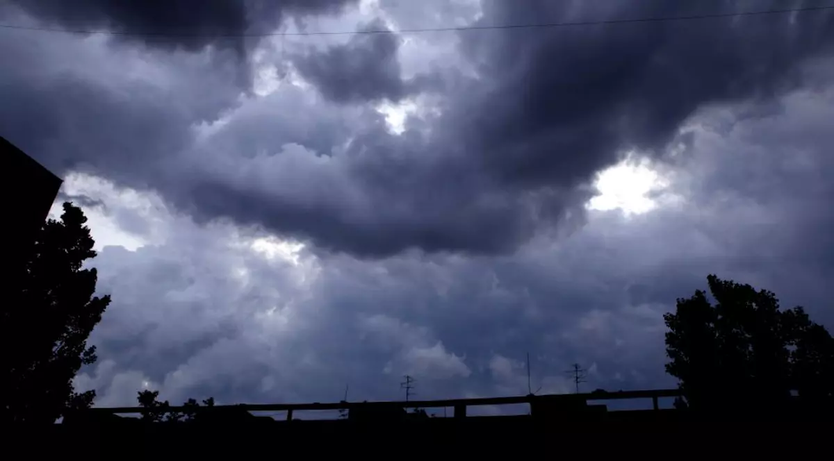 Cod galben de furtuni în Argeș și alte trei județe, valabil joi după-amiază. Nori de ploaie, deasupra unor blocuri