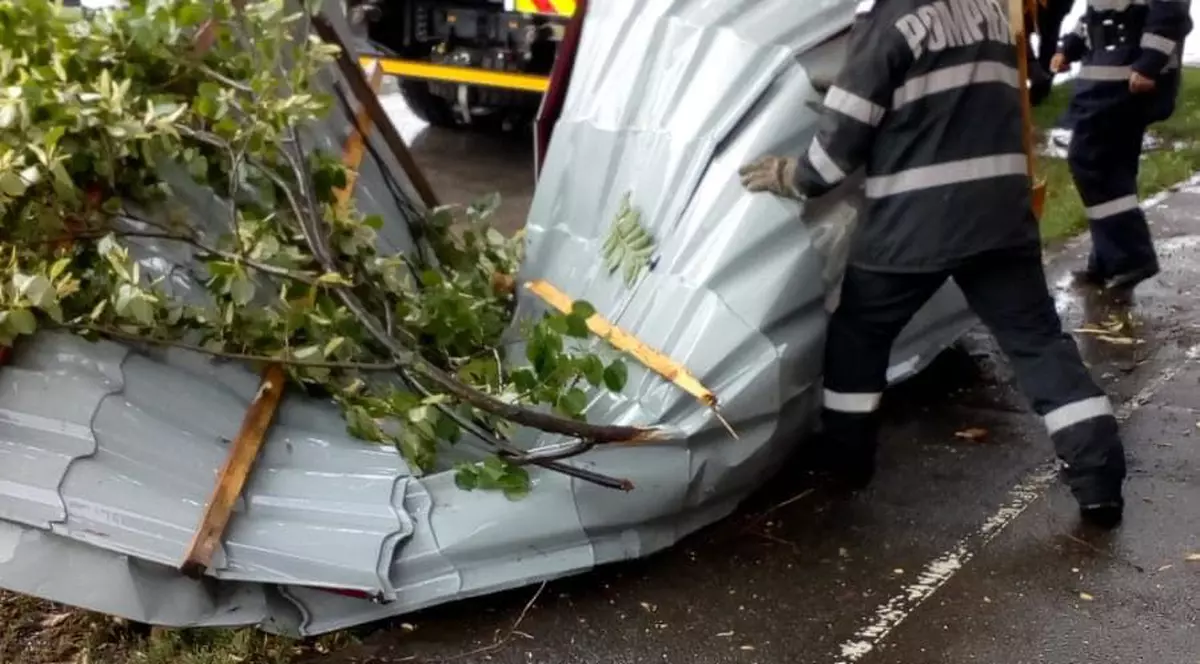 Furtună violentă la Timișoara. Vântul a smuls mai multe acoperișuri