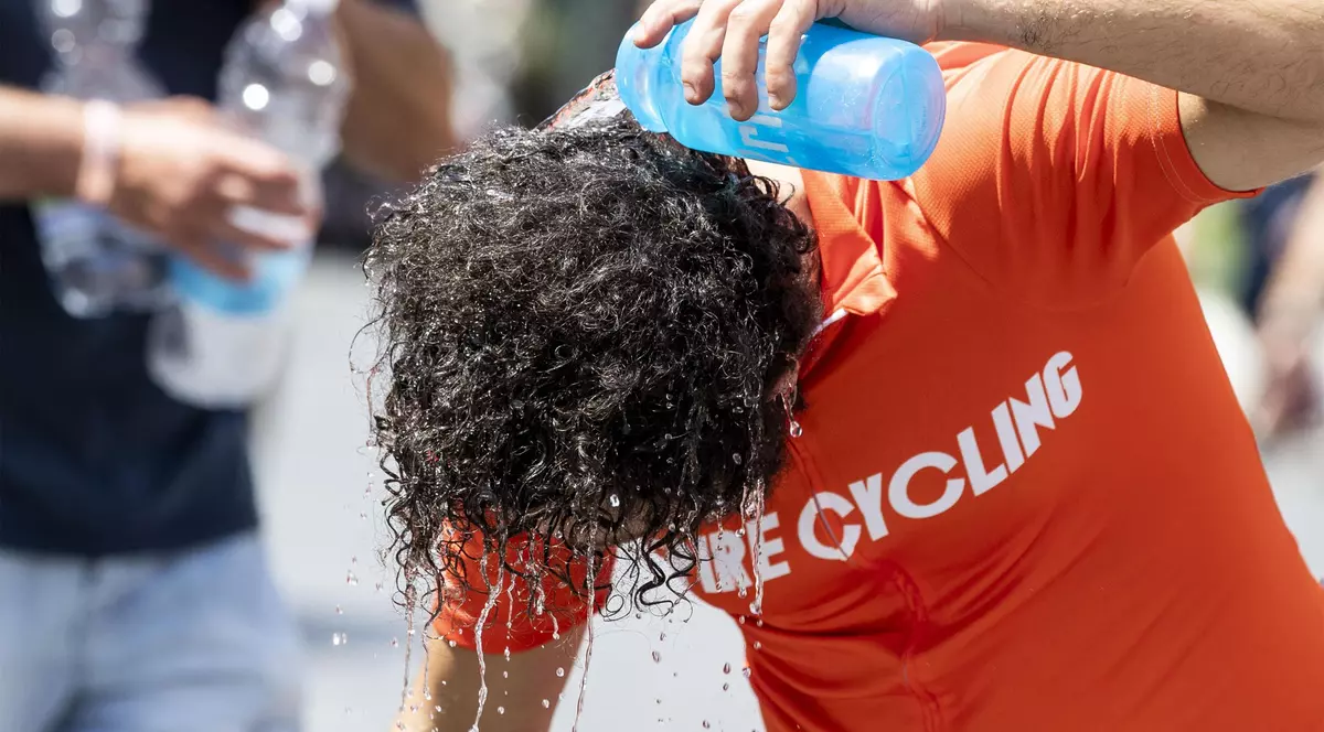 Temperaturile ridicate vor continua să afecteze Europa, la toamnă. Bărbat care își pune o batistă umedă pe cap, ca să se apere de caniculă