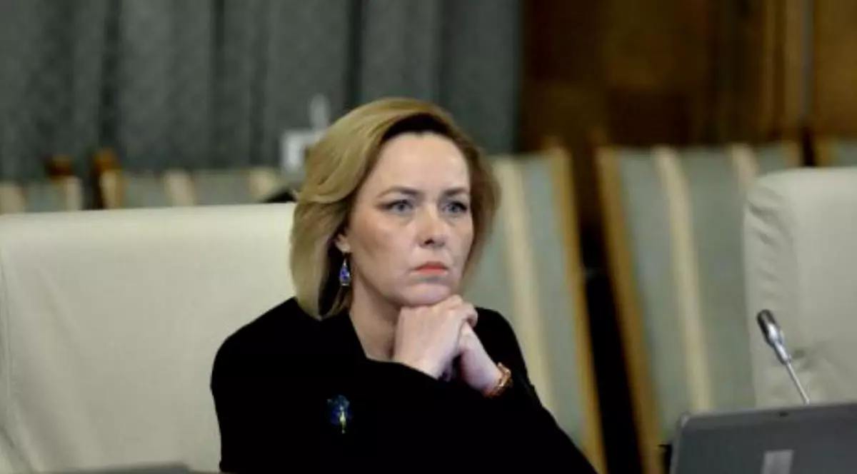Carmen Dan, audiată la Comisia de apărare a Camerei Deputaţilor. Ministrul de Interne, Carmen Dan, tristă, îmbrăcată în negru, cu mâinile strânse sub bărbie
