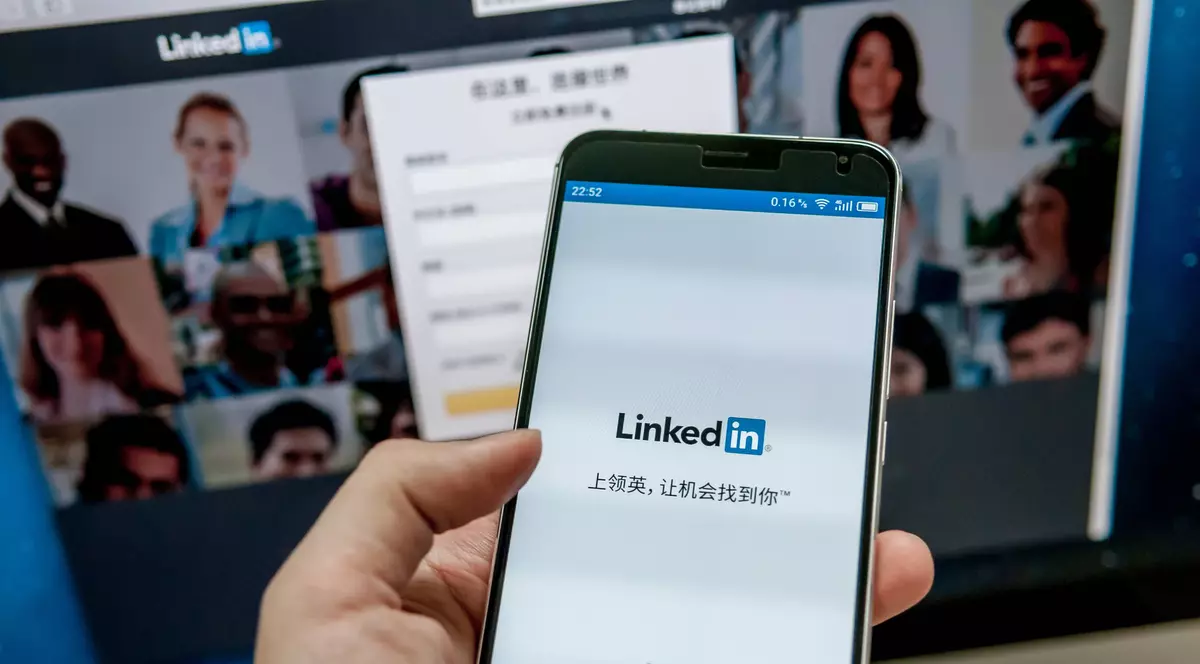 China recrutează spioni pe LinkedIn. Aplicația LinkedIn, deschisă pe un smartphone din China