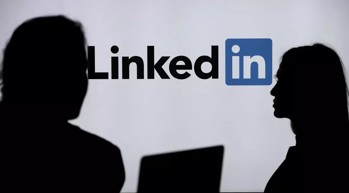 Rețeaua socială LinkedIn a fost amendată cu 310 milioane de euro în UE