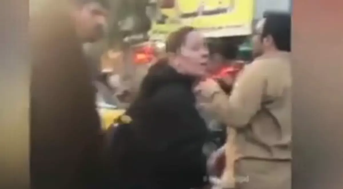 femeia care si-a tras hijabu-ul dupa cap