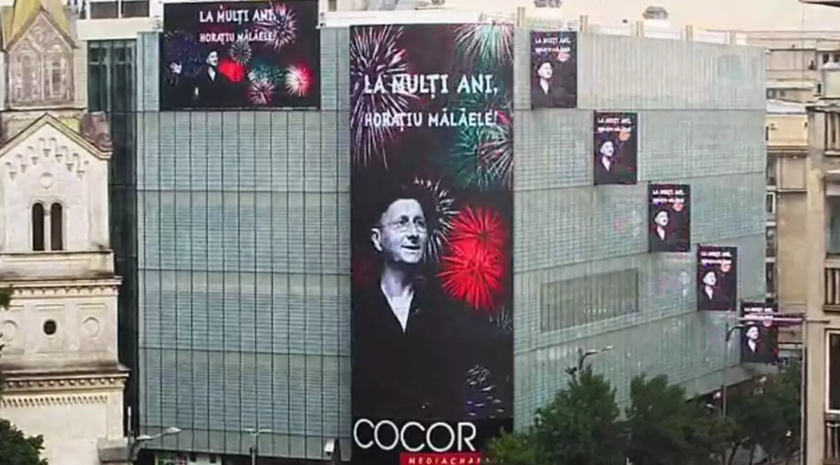 Surpriză pentru Horațiu Mălăele de ziua lui! Imaginea actorului, proiectată pe magazinul Cocor