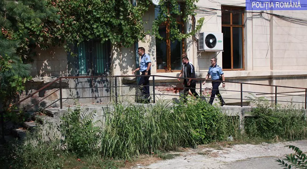 Patru hoți au coborât un seif de la etajul 4, cu o coardă. Unul dintre hoți, dus de polițiști la audieri. Suspectul e tânăr și are barbă