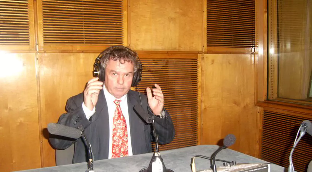 Ilie Dobre iese la pensie. Ilie Dobre, având căști pe cap, într-un studio de la Radio România Actualități