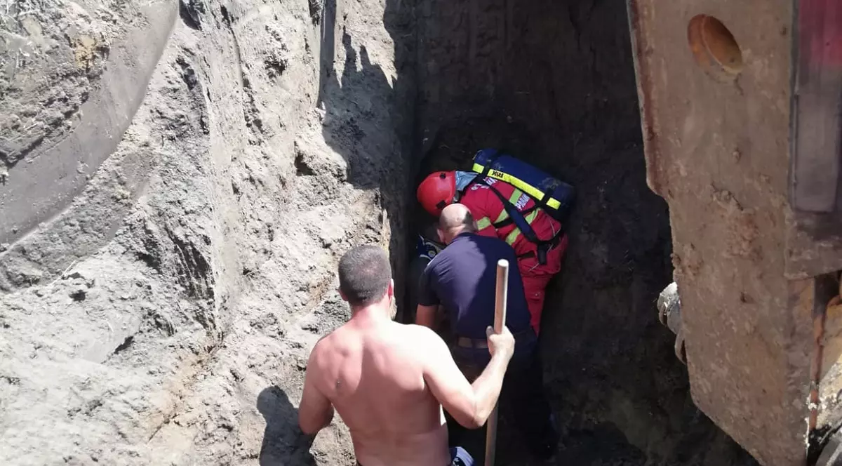 Un bărbat a fost prins până la gât de un mal de pământ care s-a surpat peste el. Omul lucra la canalizare în Feldioara