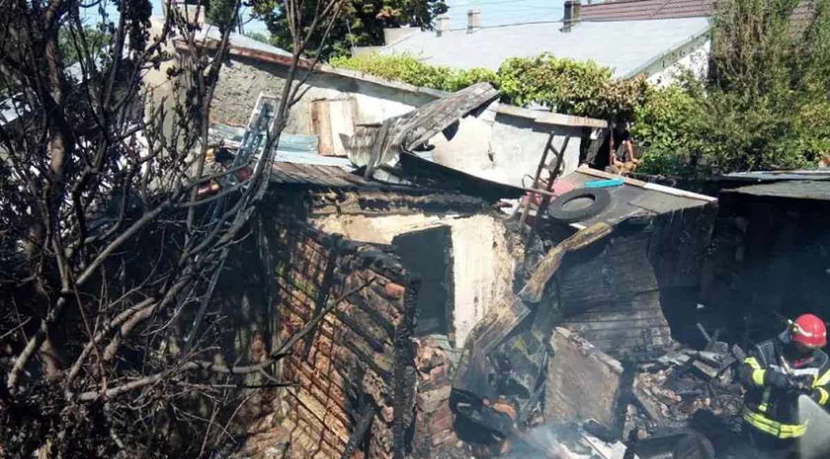 Incendiu la Brăila, după ce o femeie a pus vinete la copt. Patru case au fost mistuite de flăcări