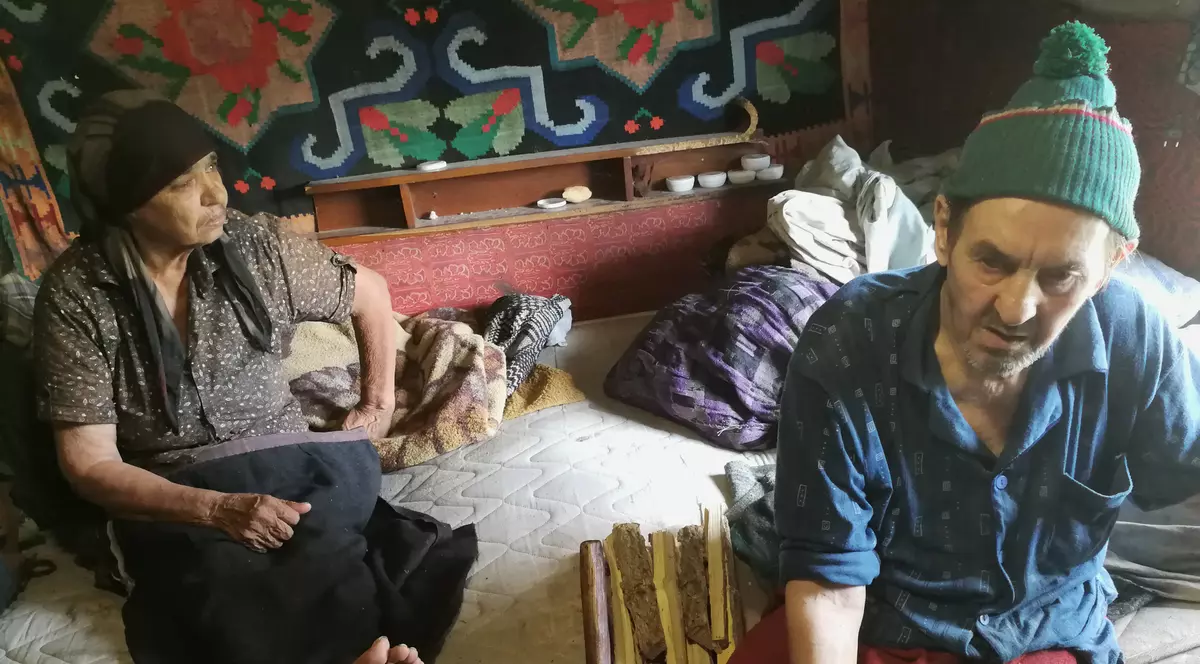 Mihai și Veronica Țiulică, în casa lor din satul Țipilești, comuna Popricani, județul Iași. Ea nu vede, el nu merge. DGASPC Iași și Primăria Popricani i-au uitat. Ei sunt bătrânii care nu există pentru Protecția Socială.