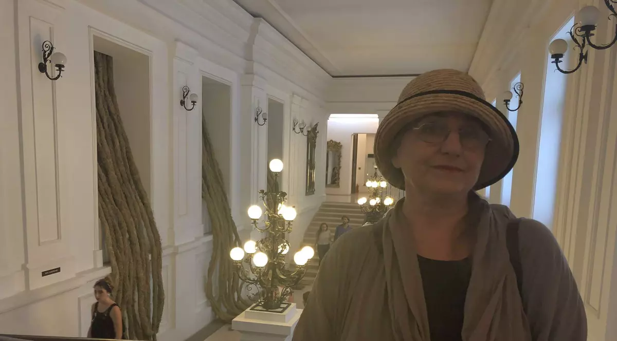 REPORTAJ: Arta din fân! Un deal întreg din Bucovina "a invadat" Muzeul de Artă din Timișoara: "Am vrut ca vegetalul să inunde spațiul nostru cotidian"