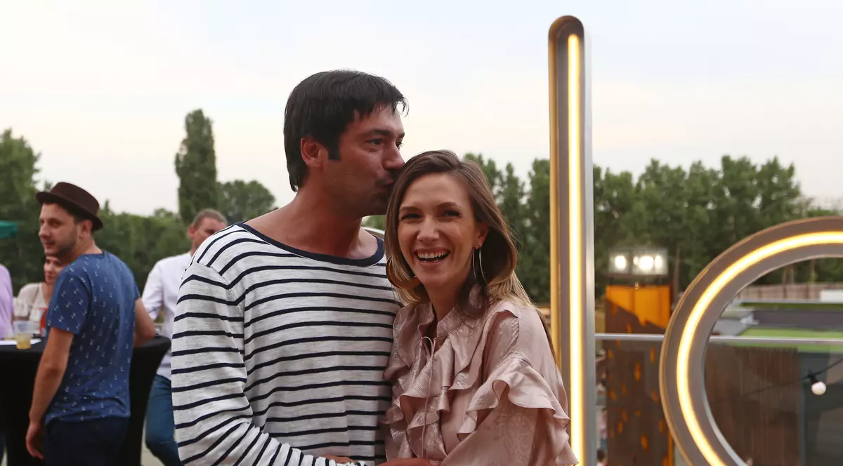 EXCLUSIV/ Adela Popescu și-a început cariera muzicală cântând la nunți. „Mă duceam la lăutari și le ceream microfonul!”