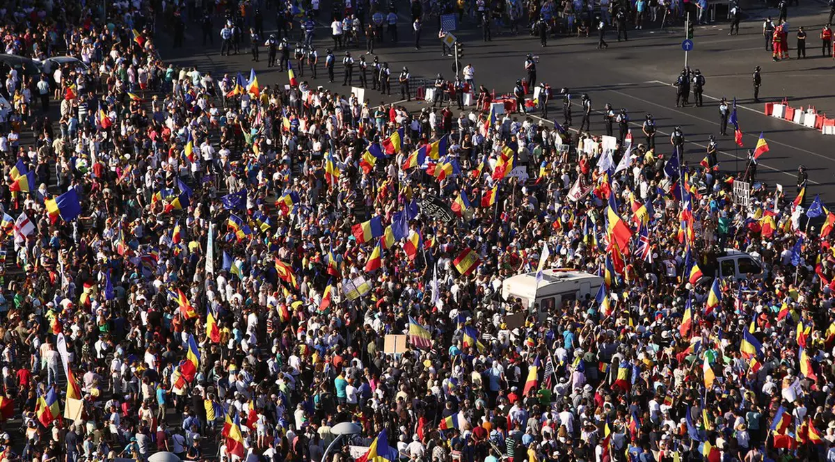 Apelul Jandarmeriei pentru oamenii aflați în Piața Victoriei. “Nu veniți cu copiii”
