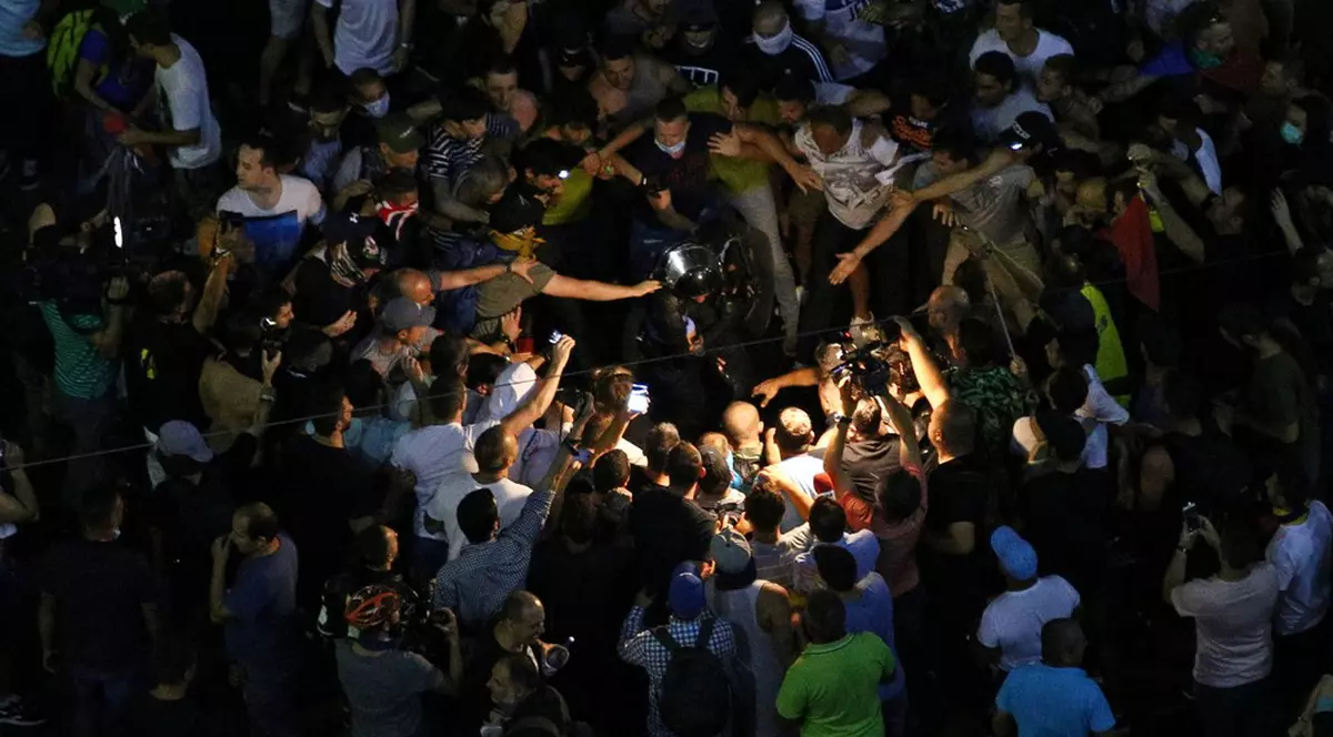 FOTO/ Cine sunt agresorii Ștefaniei, femeia-jandarm bătută în Piața Victoriei