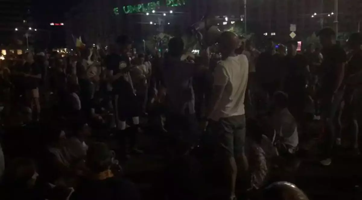 VIDEO/ Atmosferă pașnică și cântece în Piața Victoriei. Protestatari au cântat „Acolo este țara mea” și „Imnul golanilor”