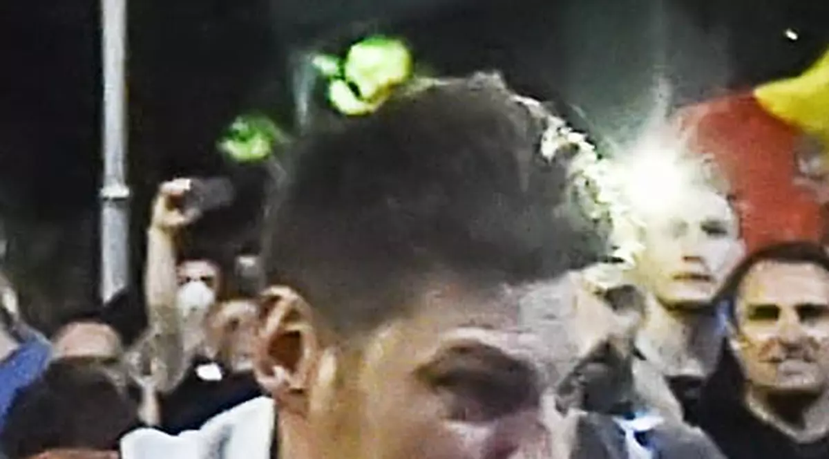 Încă un suspect în cazul femeii jandarm bătute în Piața Victoriei. Bărbatul e căutat de Poliție