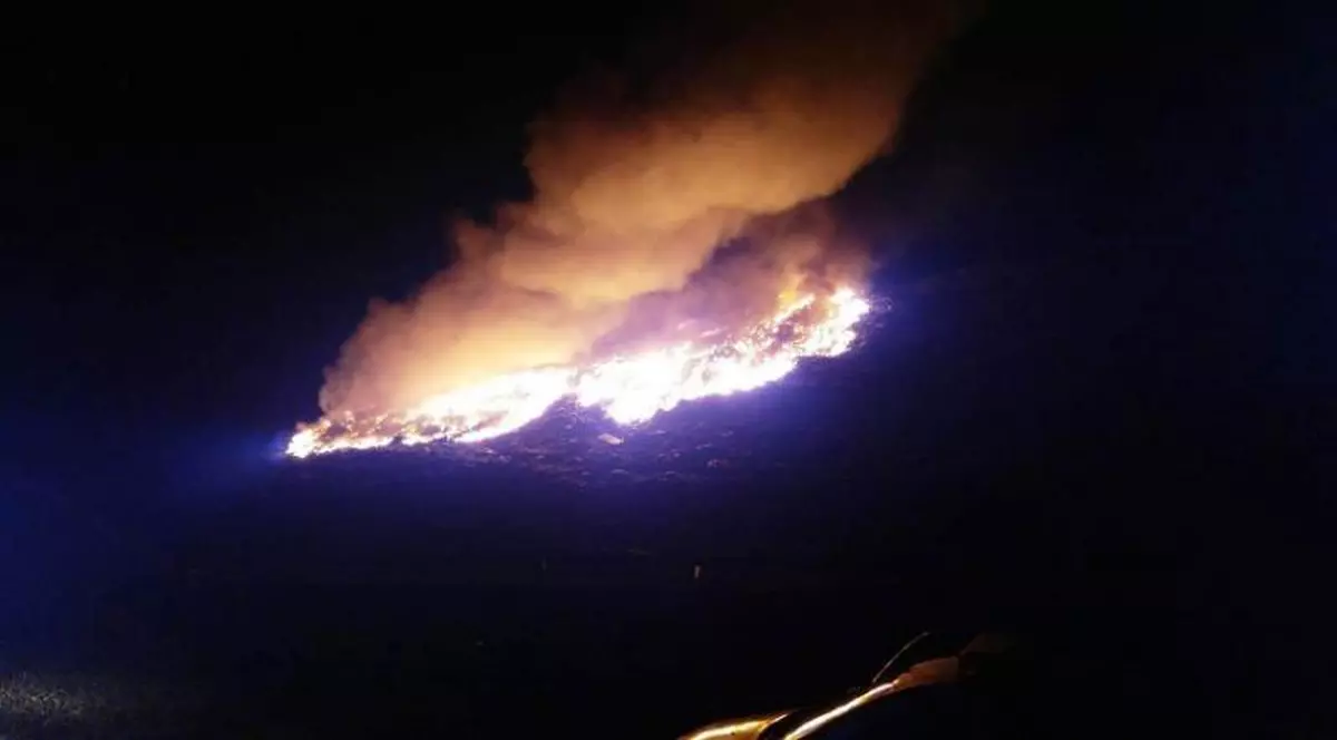 Incendiu la groapa de gunoi a Aradului. Fumul intens a cuprins cartierele orașului