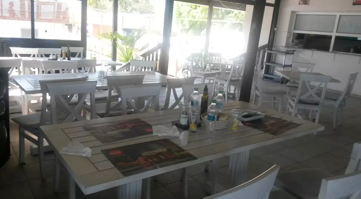 EXCLUSIV / 15 tineri au suferit toxiinfecție alimentară la o Școală de Vară a Primăriei Capitalei. Controale la restaurant