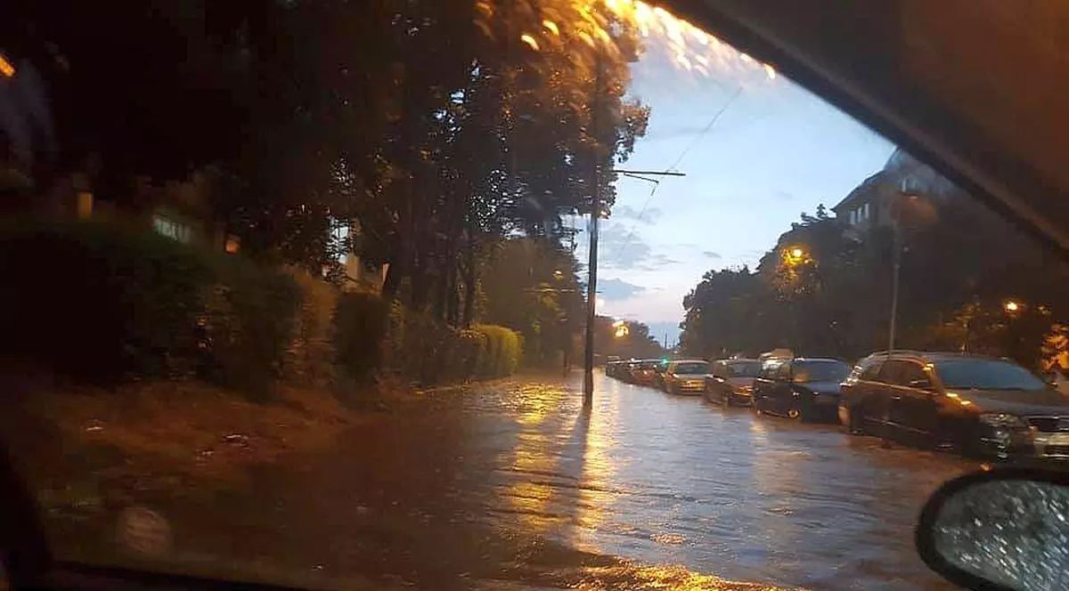 Inundații în Timișoara, joi seara, după o furtună puternică. Linie de tramvai inundată, în Timișoara