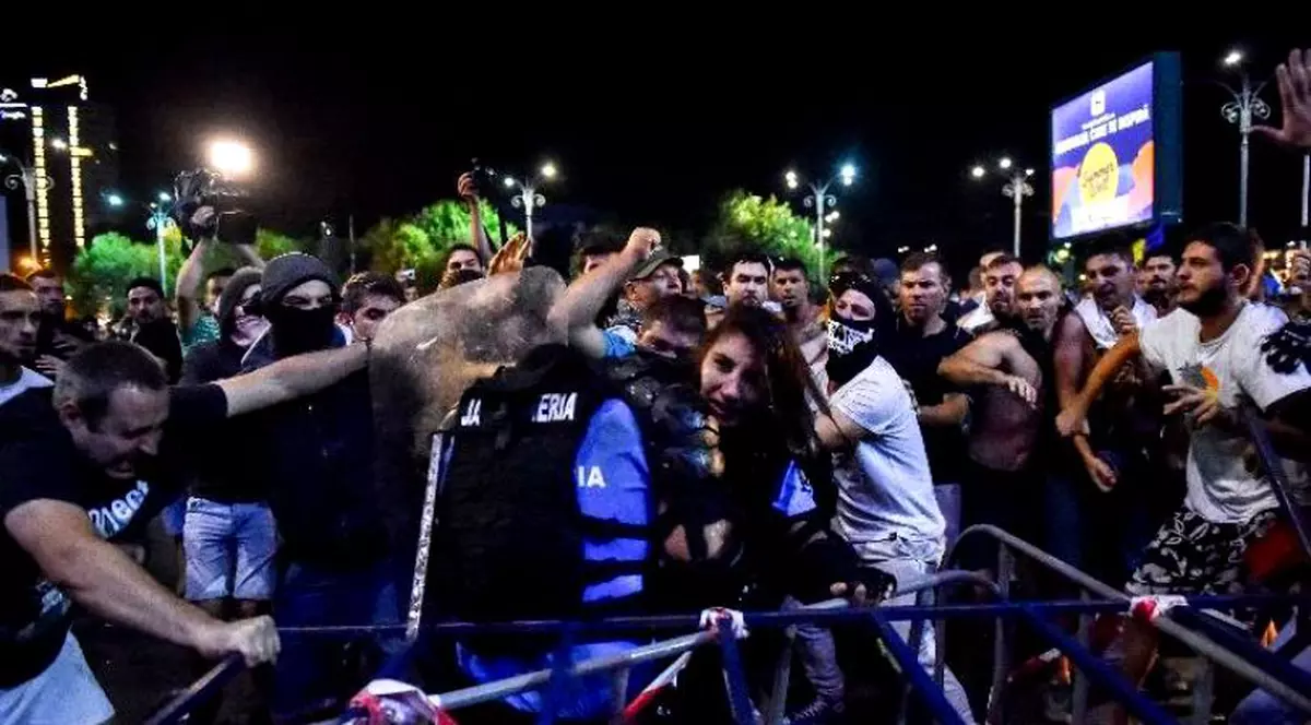 Prima imagine cu femeia-jandarm, aflată pe patul de spital. Cum arată tânăra după ce a fost bătută