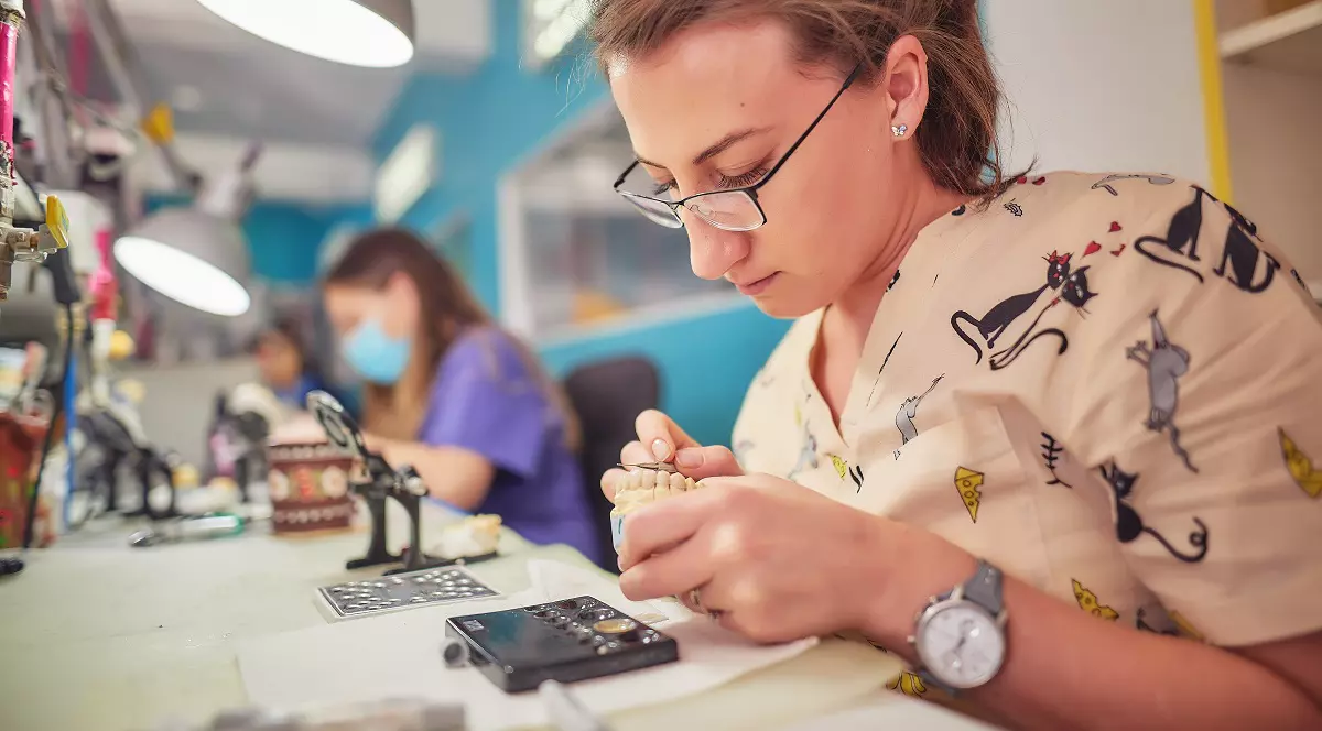 Tinerii dau și câte 10.000 de lei pentru fațetele dentare