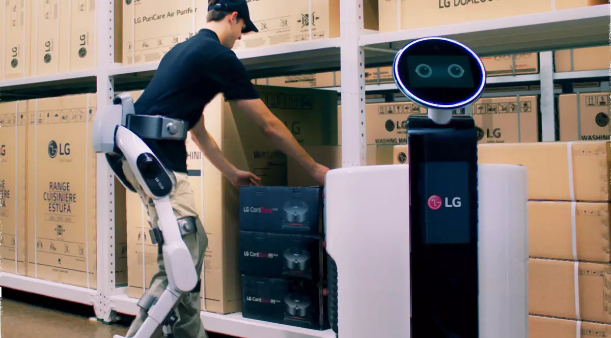 LG a realizat exoschelet robotic care ajută oamenii la cărat marfă. LG CLOi SuitBot poate crește forța celui care îl folosește. LG CLOiSuitBot cu un om care îl utilizează