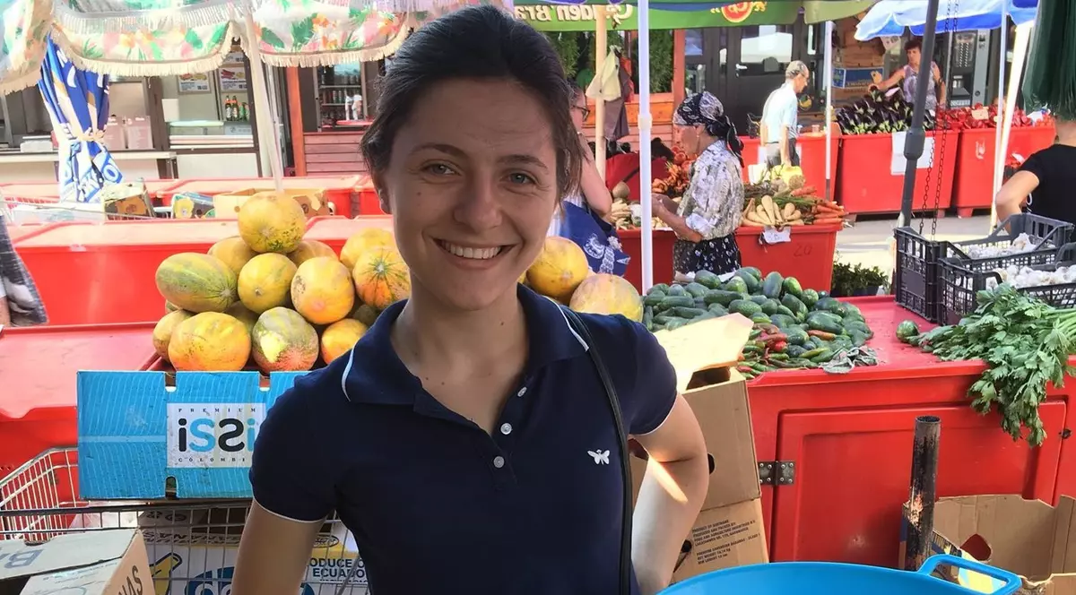 REPORTAJ/ A intrat la Medicină, dar acum vinde legume în piață ca să-și ajute familia. Indiferent de domeniu, important este să-ți dai silința (FOTO)