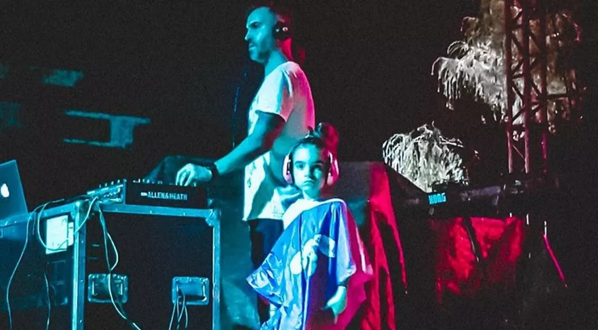 EXCLUSIV/ Cel mai cunoscut DJ român, Manuel Riva, a mixat pe scenă cu fetița sa de 5 ani