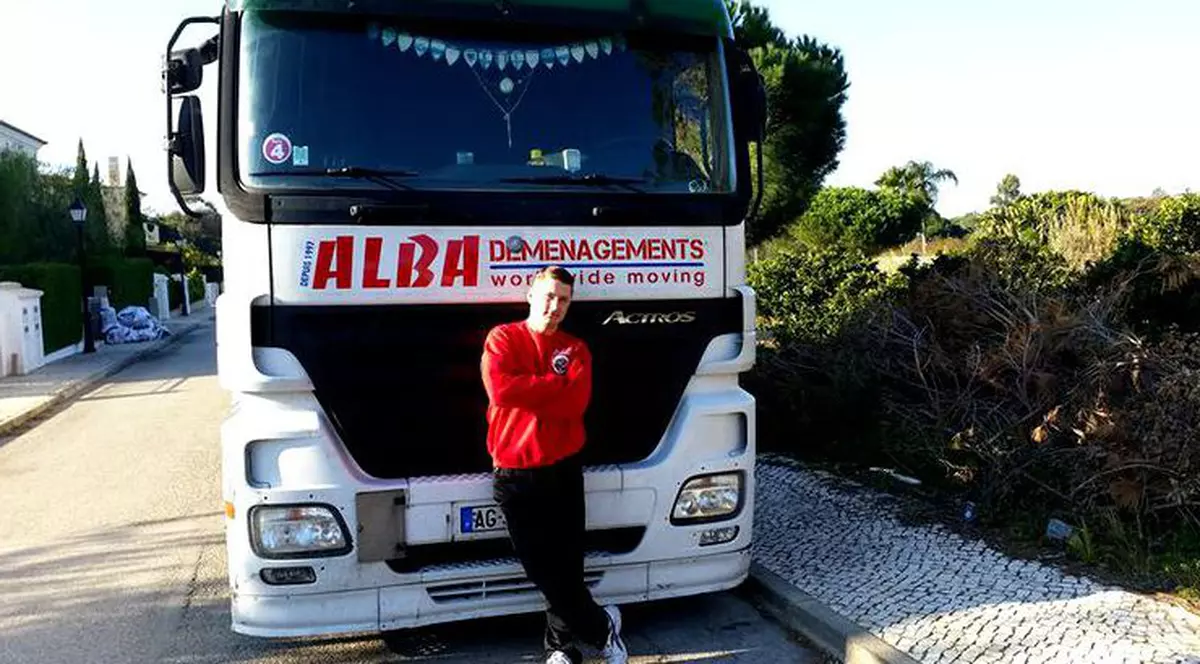 Drama familiei lui Marian Roșca, românul rănit în accidentul din Genova. Imagine cu Marian Roșca lângă un camion