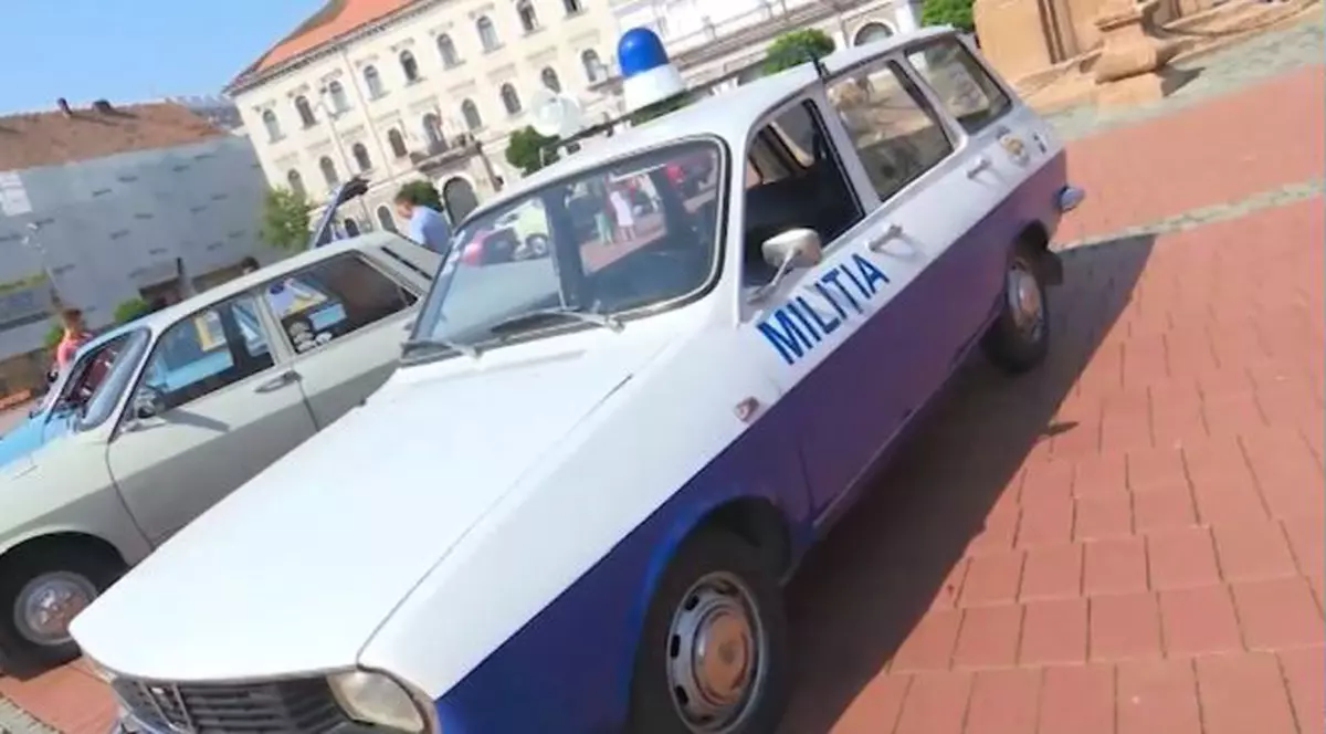Miliția a fost vedeta unei expoziții de mașini retro în acest weekend la Timișoara. Nostalgicii și pasionații de mașini vechi au avut ocazia să vadă automobile Dacia din vremea comunismului, lucind ca noi. Vedetă a fost o mașină de Miliție recondiționată, care a aparținut forțelor de menținere a ordinii din perioada comunista.
